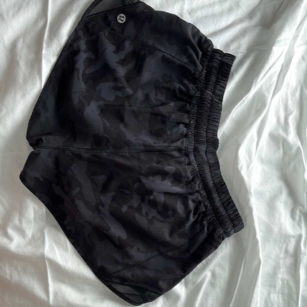 Lululemon Hotty Hot 2.5” Camo Short Size 6